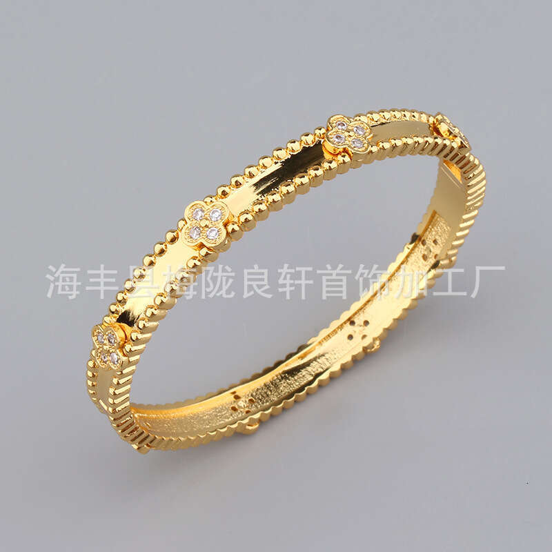 Fashion Creative Three-Leaf Flower Personality Casual Gold-Plated Three-Flower Bracelet Women's Small Internet Celebrity Hand Jewelry