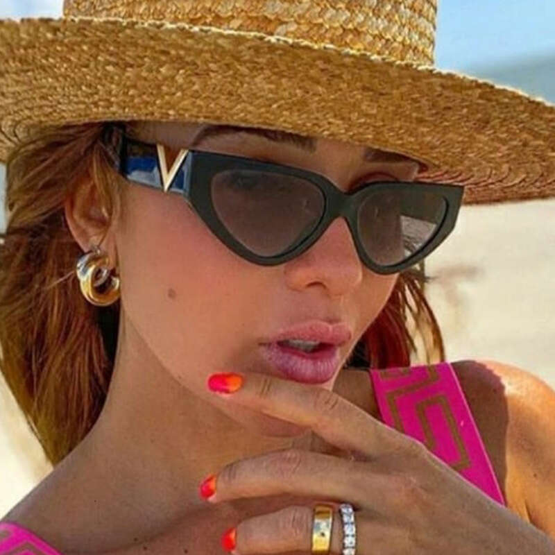 2025 New Modern Show Glasses Trendy Personality Zebra Pattern Fashion Small Frame Designer Cat Eye Sunglasses