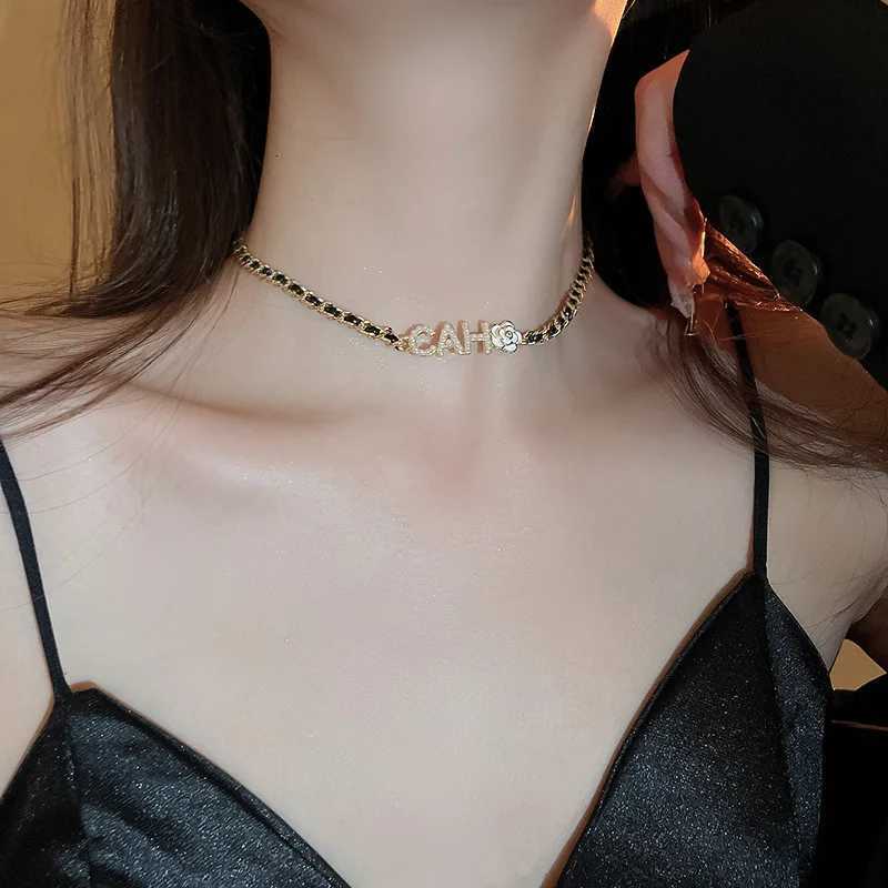 French Classic Leather Metal Letter Necklace for Women Luxury Designer Camellia Pearl Letter Necklace Womens Neck Pendant Choker G250820