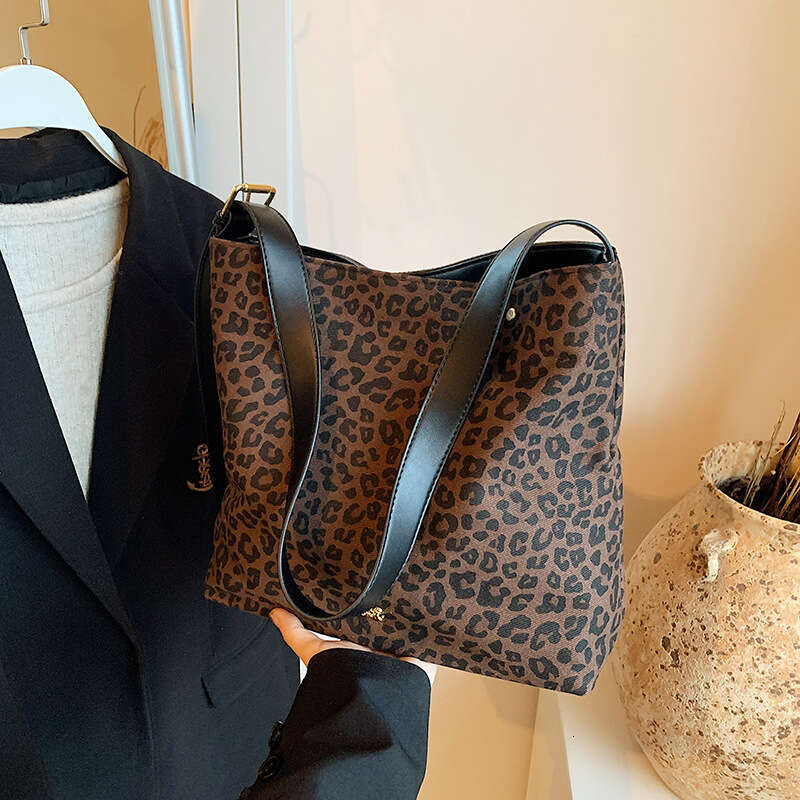 and Autumn Trendy Large Capacity for Women 2025 New Versatile Designer Bags Crossbody Commuter Shoulder Bucket Bag