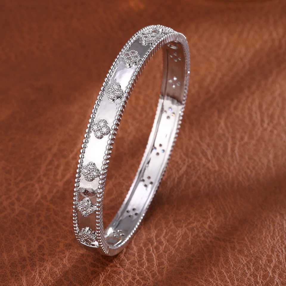 Zircon designer Flower-shaped Brand Small Inlaid Bracelet for Women Exquisite Shiny CZ Engagement Wedding Party Jewelry