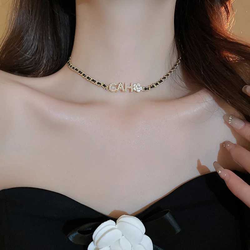 French Classic Leather Metal Letter Necklace for Women Luxury Designer Camellia Pearl Letter Necklace Womens Neck Pendant Choker G250820