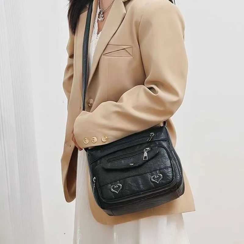 Ladys mom bag made of PU material with a shoulder strap that can be adjusted suitable for traveling and shopping. Y250819