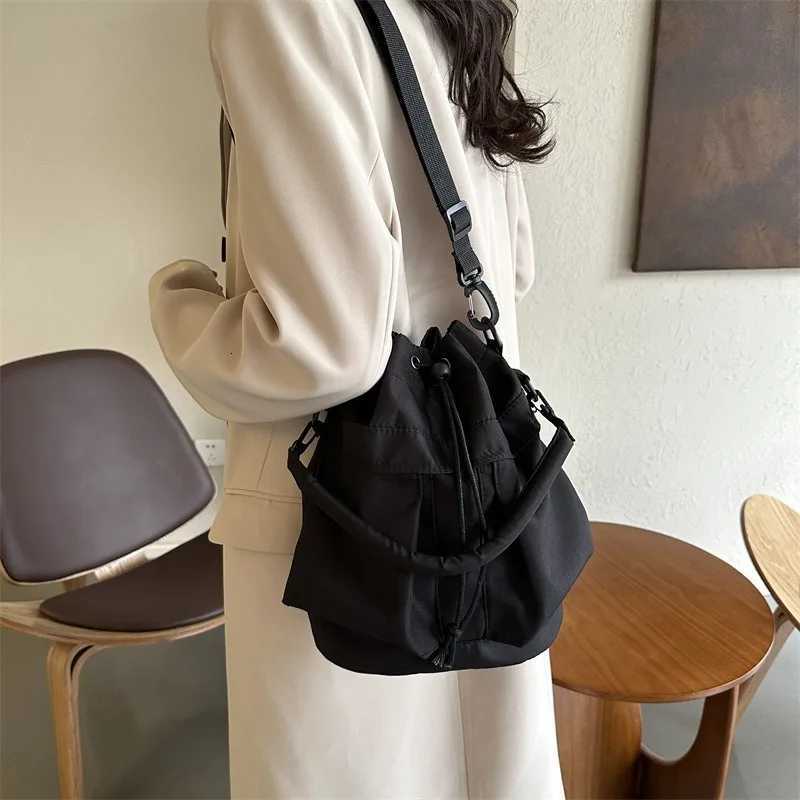 Simple and large-capacity handbag fashionable bucket bag womens bag personalized shoulder messenger bag. Y250819