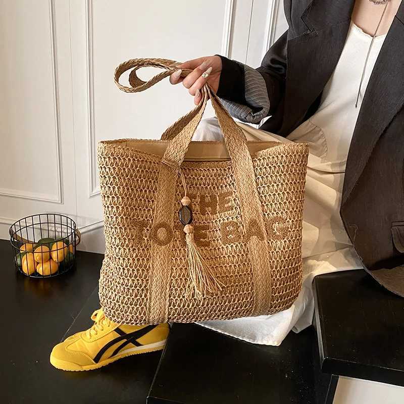 Hand-Woven Handbags Summer Ladies Woven Bag Fashion Handmade Simple Large Capacity with Tassel Pendant Shopping Handbag Tote Y250819