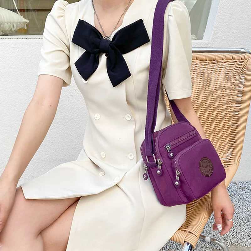 The neutral color tote bag with a single shoulder strap and round design is suitable for travel and photography. Y250819