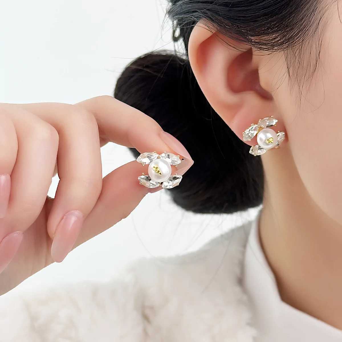 2025 New French Light Luxury Exquisite Temperament Earrings Zircon Pearl Stud Earrings Silver Needle High-end Versatile Earrings G250820