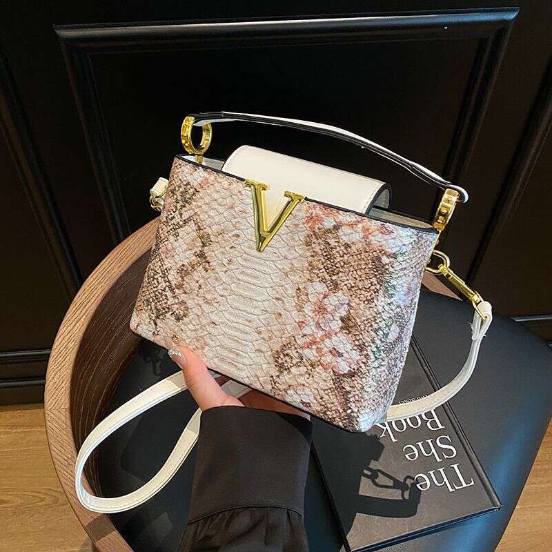 New Crocodile Pattern Compartment Gold V-Shaped High-End Glitter Exaggerated Versatile Handbag For Going Out
