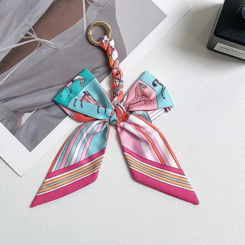 Vintage French Checkered Pony Ribbon Womens Bag Pendant Stylish Simple Hand-knitted War Horse Print Bow Keychain Accessories XJ250820