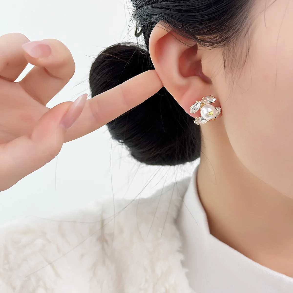 2025 New French Light Luxury Exquisite Temperament Earrings Zircon Pearl Stud Earrings Silver Needle High-end Versatile Earrings G250820