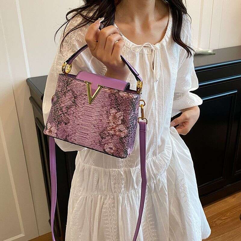 New Crocodile Pattern Compartment Gold V-Shaped High-End Glitter Exaggerated Versatile Handbag For Going Out