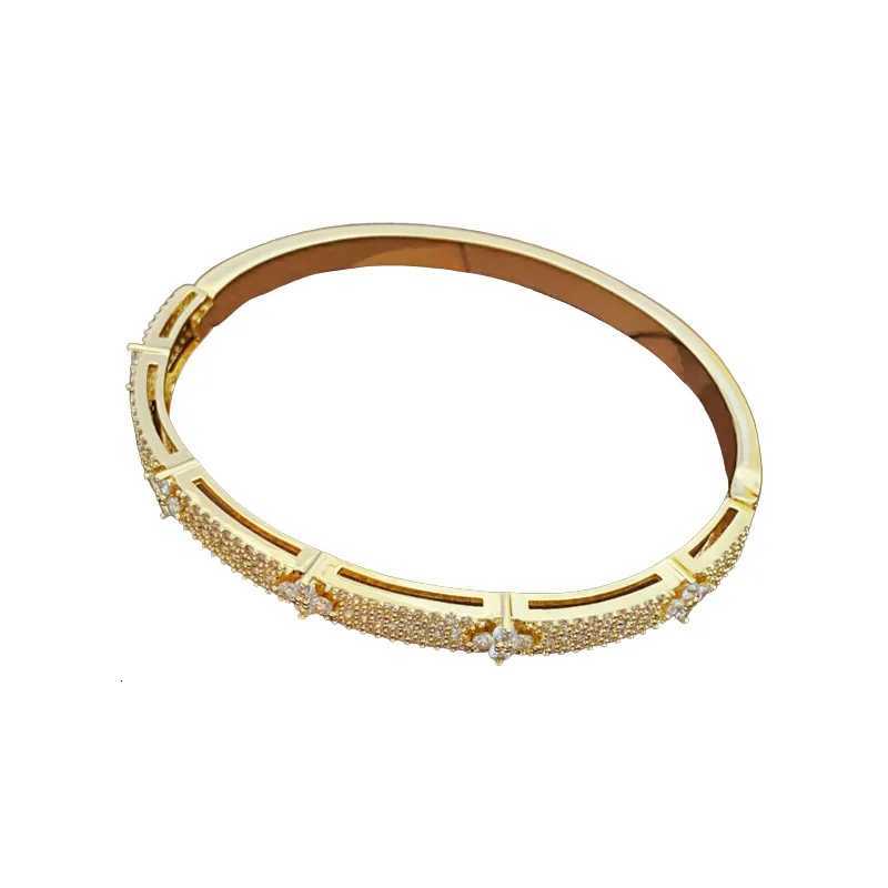 Shiny Full ZAKOL CZ Luxury Four-leaf Flower Design Open Bracelet for Women Premium Wedding Party Jewelry Birthday Gift G250820aj
