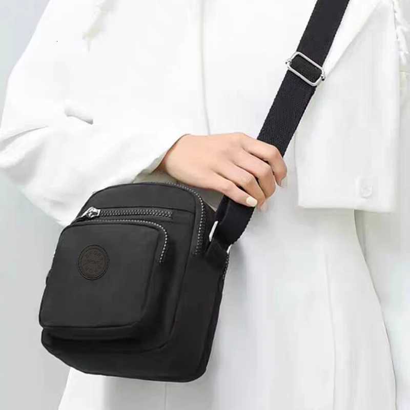 The neutral color tote bag with a single shoulder strap and round design is suitable for travel and photography. Y250819