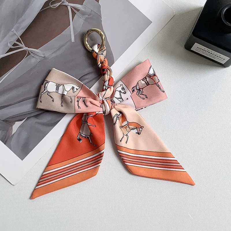 Vintage French Checkered Pony Ribbon Womens Bag Pendant Stylish Simple Hand-knitted War Horse Print Bow Keychain Accessories XJ250820