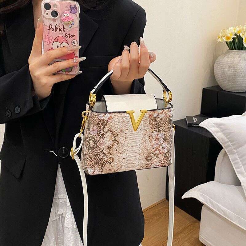 New Crocodile Pattern Compartment Gold V-Shaped High-End Glitter Exaggerated Versatile Handbag For Going Out