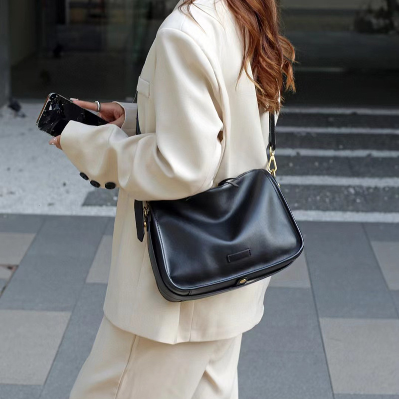 Free Shipping Designer Luxury New Women's Wide Strap Genuine Leather Crossbody Bag Soft Leather Large Capacity Shoulder Underarm Bag Leisure Shop