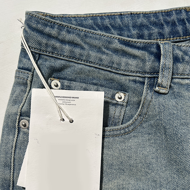 Trendy Loose Fit Light Blue Jeans: Perfect Outfit Choice for a Chilled Season - 2352