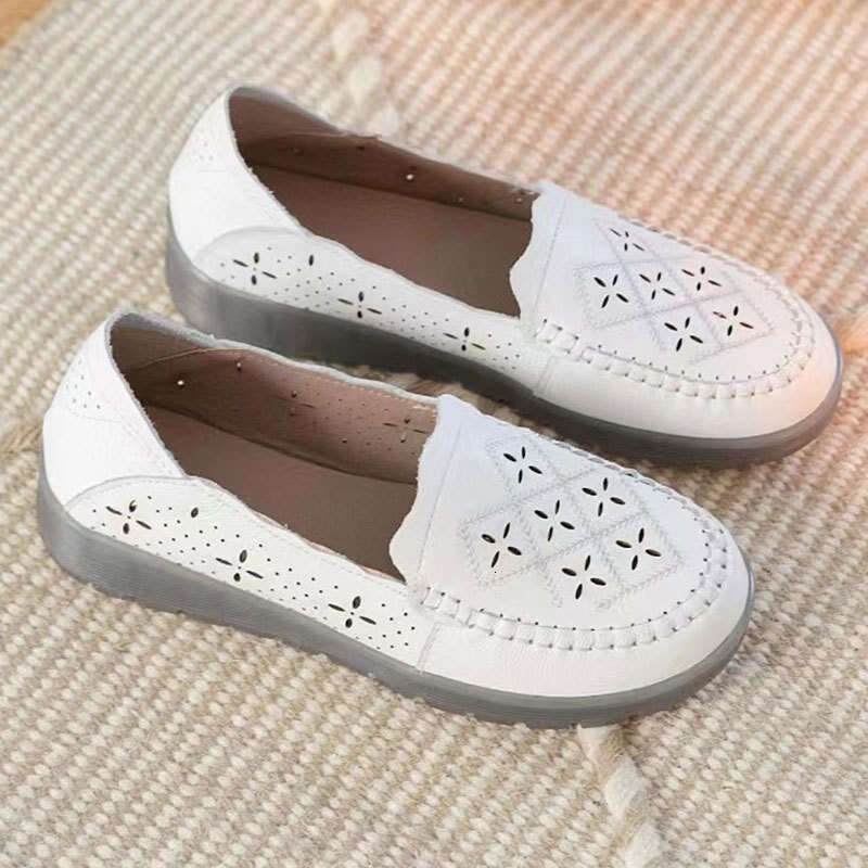 Summer New Fashion Versatile Comfortable Outdoor Hollow Breathable Flat Korean Style Solid Color Slip-On Sandals for Moms