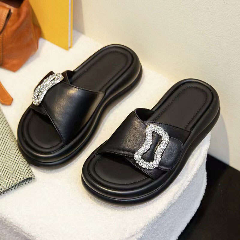 2025 Summer New Sheepskin Slippers for Women Fashionable Versatile Outdoor Thick Sole Rhinestone Buckle Casual One-Strap Sandals