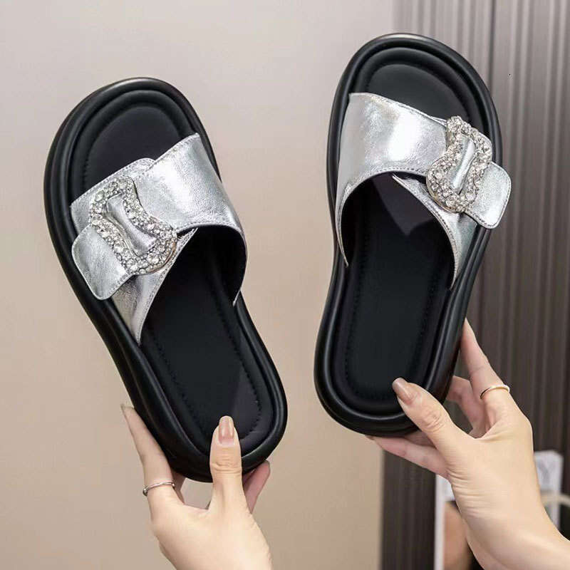 2025 Summer New Sheepskin Slippers for Women Fashionable Versatile Outdoor Thick Sole Rhinestone Buckle Casual One-Strap Sandals