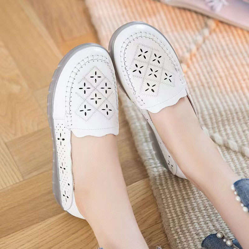 Summer New Fashion Versatile Comfortable Outdoor Hollow Breathable Flat Korean Style Solid Color Slip-On Sandals for Moms