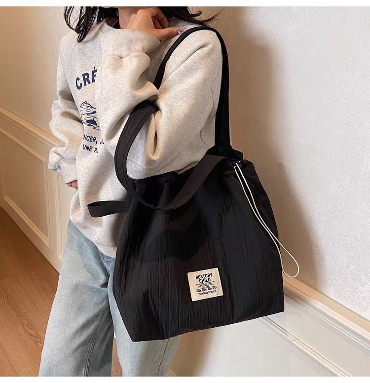 2025 autumn lazy style Korean version casual pleated cloth bag large capacity women's handbag simple niche commuting shoulder bag women's cr