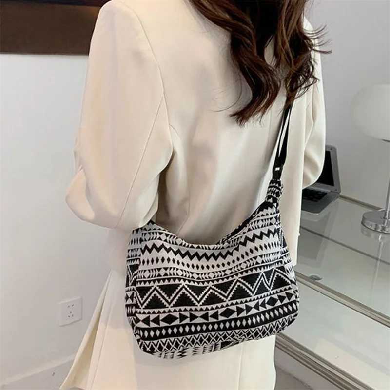 Women Designer Shoulder Bag Vintage Crossbody Bag Large Capacity Handbag Pockets Hobo Bag All-Match Fabric Messenger Bag Y250819