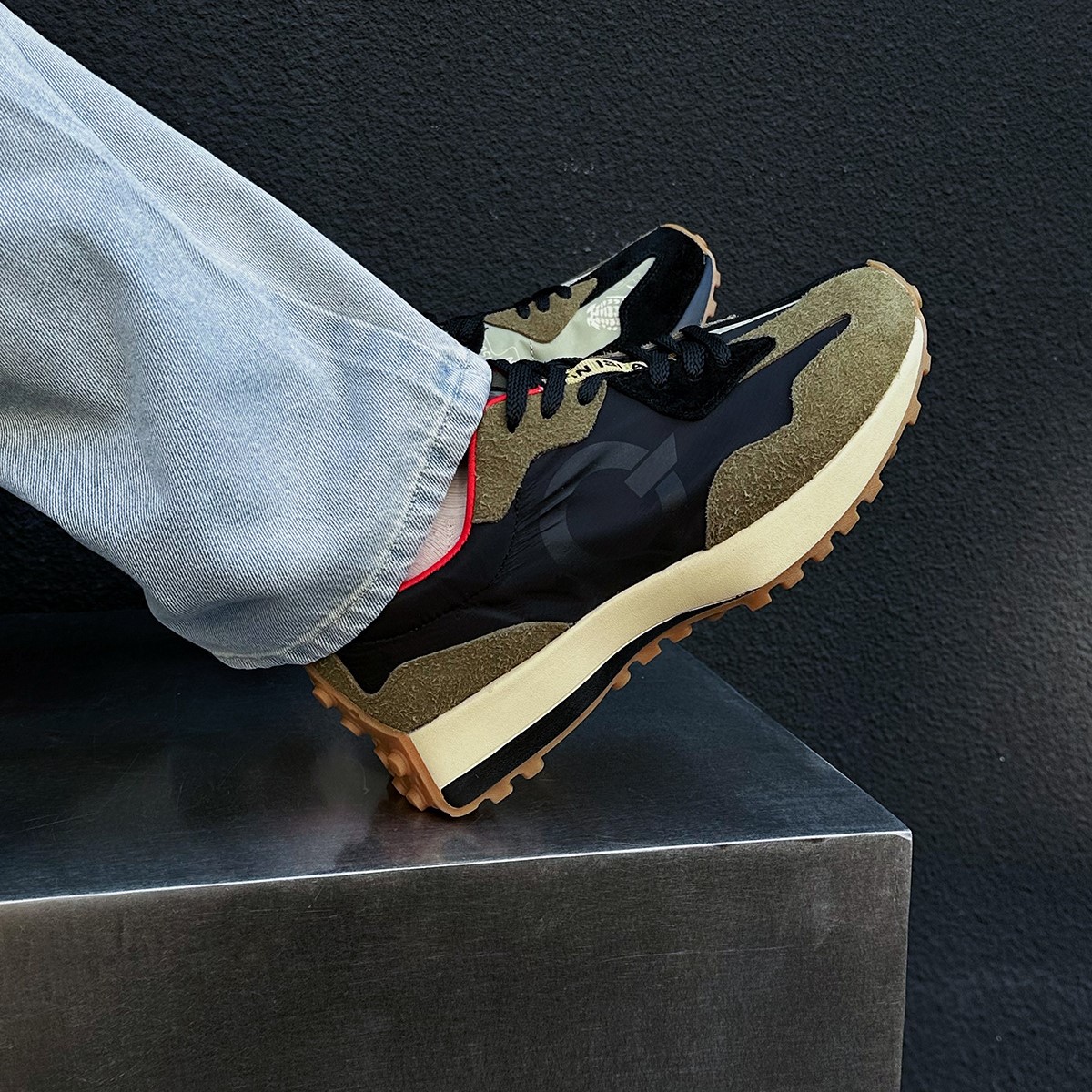 Designer shoes free shipping Classic color blocked breathable soft soled sneakers are comfortable fashionable versatile trendy shoes new