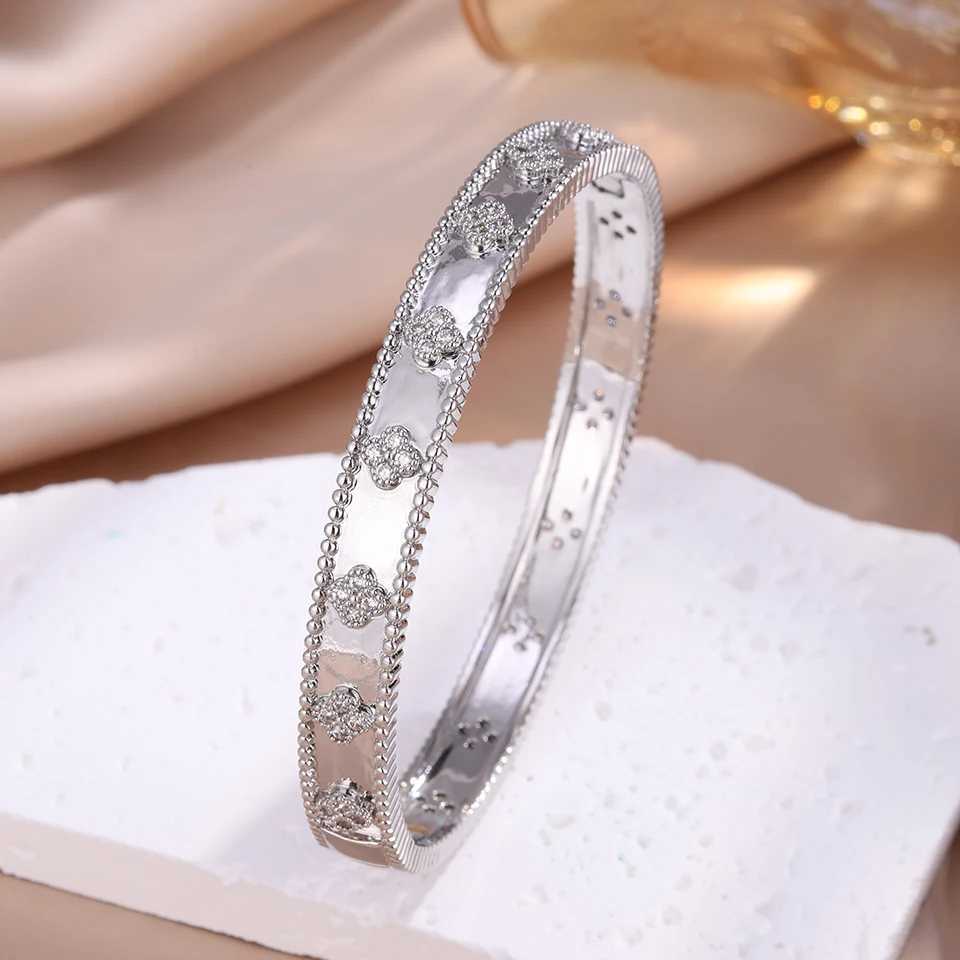 Zircon designer Flower-shaped Brand Small Inlaid Bracelet for Women Exquisite Shiny CZ Engagement Wedding Party Jewelry
