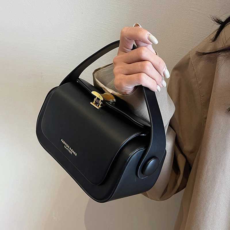 Classic Black Shoulder Bag Womens Versatile Crossbody Square Bags 2025 New Large Capacity Textured Leather Flap Handbags Y250819