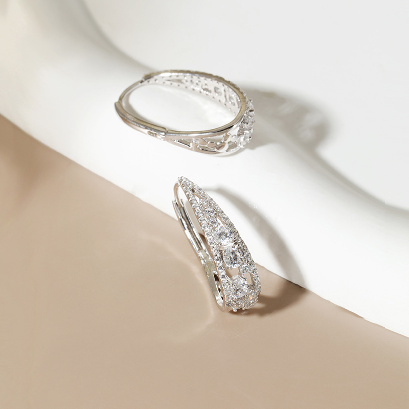 Chic Female Accessory: Premium Quality S925 Light Luxury Sparkling Ear Decor