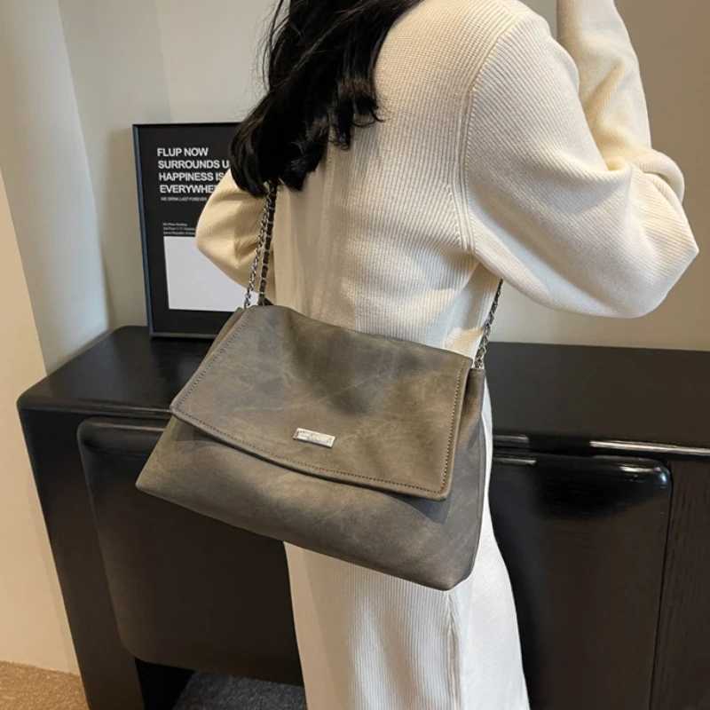 Daily Commuter Large Capacity Tote Bag Fashion Ladies Shoulder Bag Leisure Hundred Chain Bucket Bag Lightweight Comfortabl Y250819