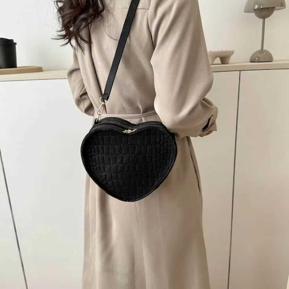 2023 Fashion Crossbody Bags for Women New Simple Single Shoulder Bag Casual Felt Love Handbag Womens Handbags Y250819