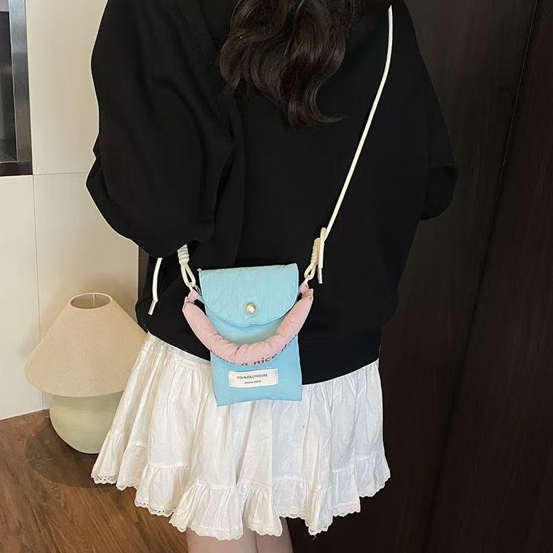 2025 autumn new minimalist style mobile phone storage bag Korean style women's slanted small bag handheld cloth bag women's mobile phone bag