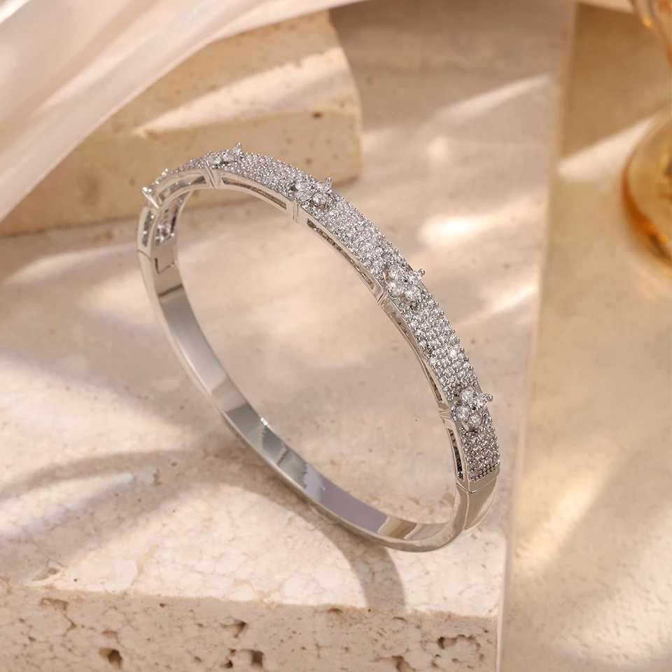 CZ ZAKOL Shiny Luxury Full Four-leaf Flower Design Open Bracelet for Women Premium Wedding Party Jewelry Birthday Gift G250820ak
