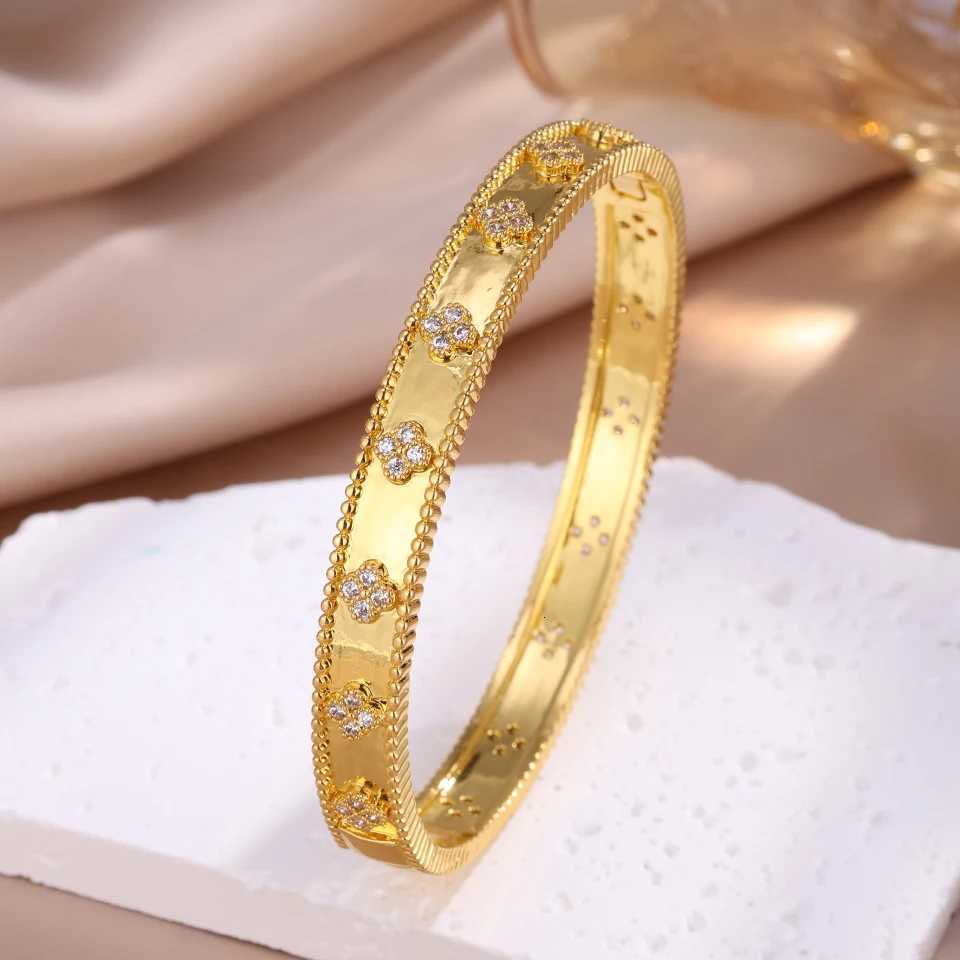 Zircon designer Flower-shaped Brand Small Inlaid Bracelet for Women Exquisite Shiny CZ Engagement Wedding Party Jewelry