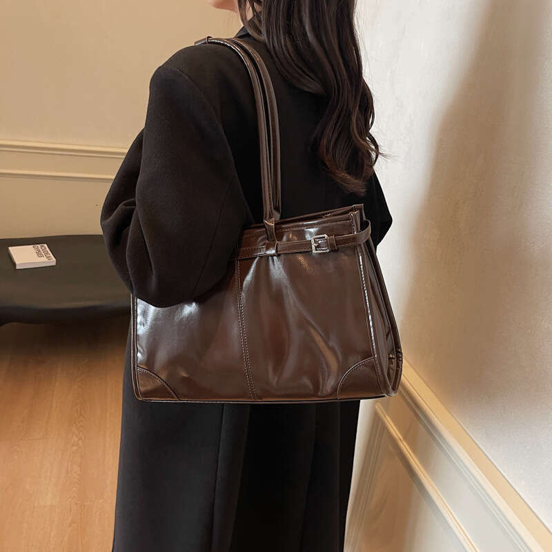 Large Capacity Tote for Commuting Designer to Bags Work 2025 Autumn New Fashion Single Shoulder Simple Casual Underarm Bag