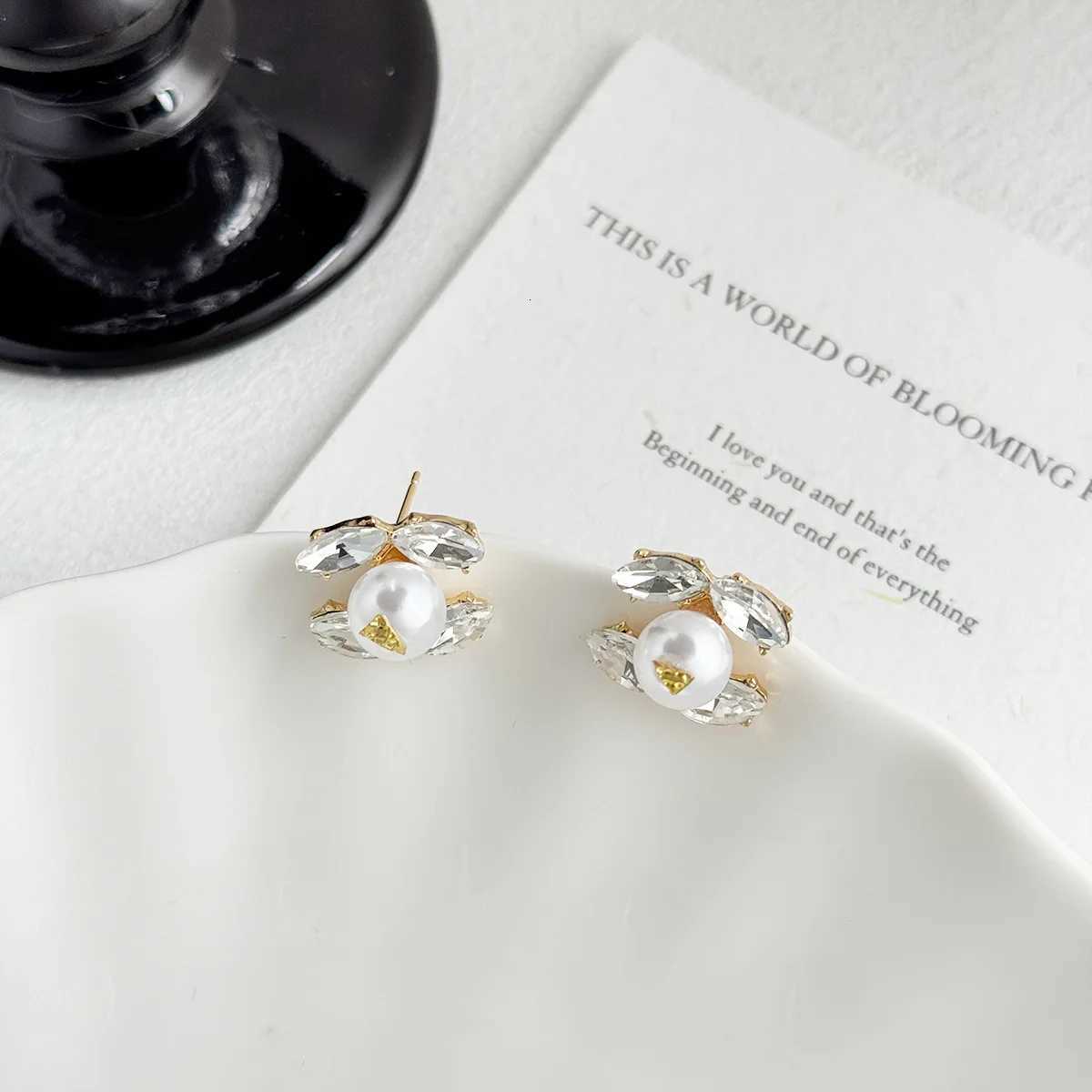 2025 New French Light Luxury Exquisite Temperament Earrings Zircon Pearl Stud Earrings Silver Needle High-end Versatile Earrings G250820