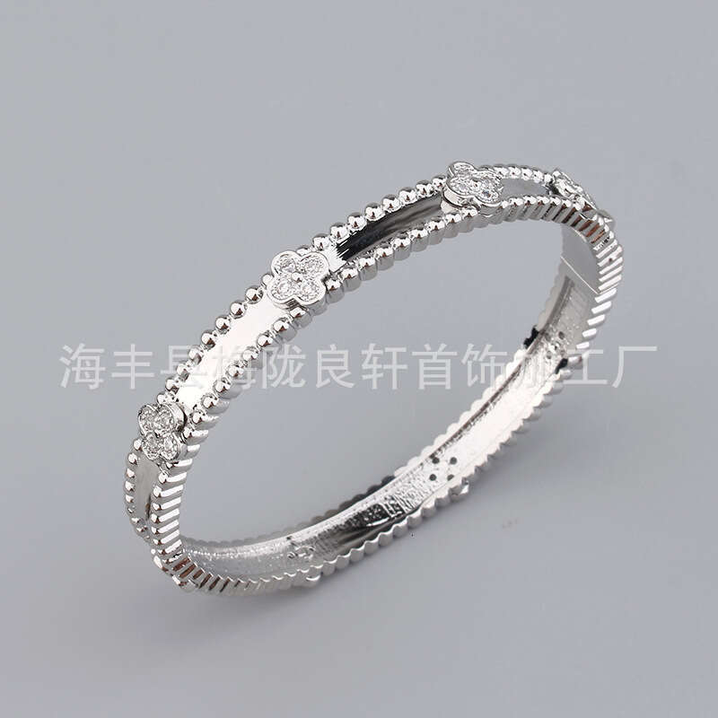 Fashion Creative Three-Leaf Flower Personality Casual Gold-Plated Three-Flower Bracelet Women's Small Internet Celebrity Hand Jewelry