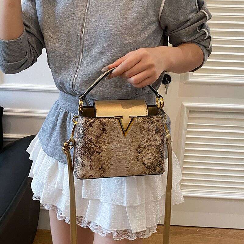 New Crocodile Pattern Compartment Gold V-Shaped High-End Glitter Exaggerated Versatile Handbag For Going Out