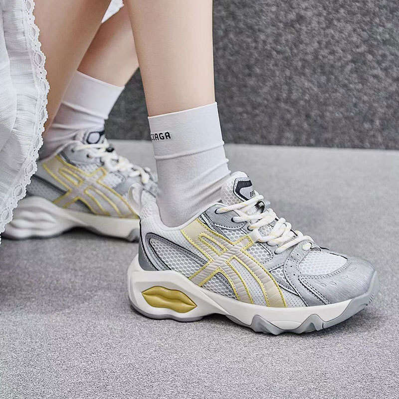 2025 Summer New Breathable Thick-Soled Height-Increasing Dad Shoes for Women with Slanted Toe Mesh Smiley Face Design Versatile Sneakers Ins