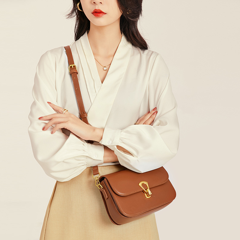 High-end small square bag women's bag 2024 new lock fashionable and simple shoulder messenger bag retro tofu bag women