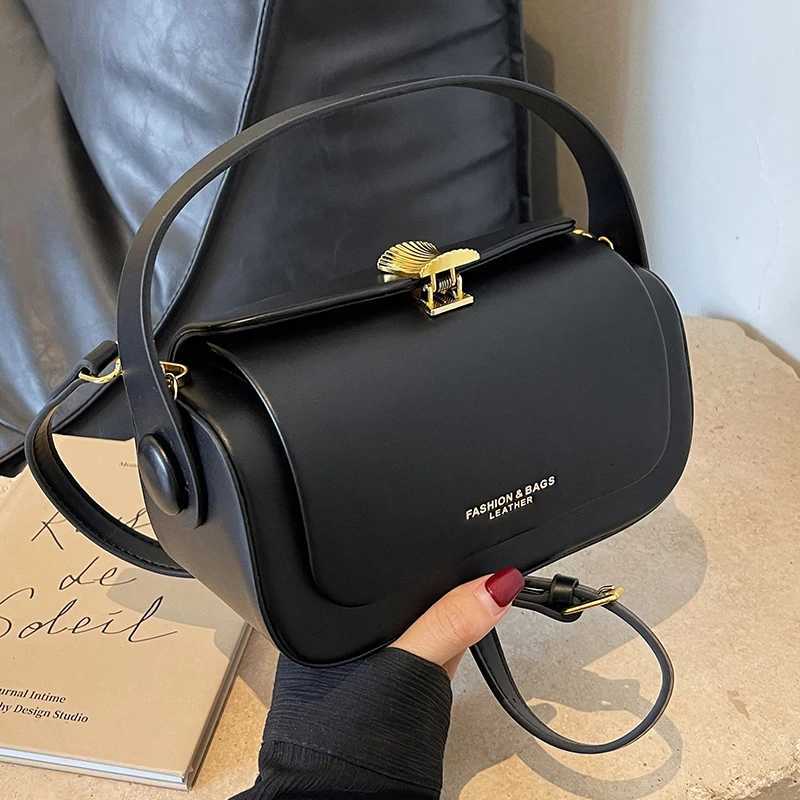 Classic Black Shoulder Bag Womens Versatile Crossbody Square Bags 2025 New Large Capacity Textured Leather Flap Handbags Y250819