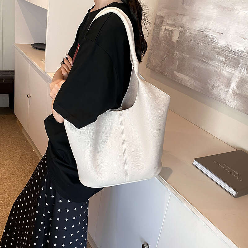 Simple Handheld Niche Design Large Bags Capacity Bucket for Women Designer 2025 Summer New Commuting Shoulder Bag