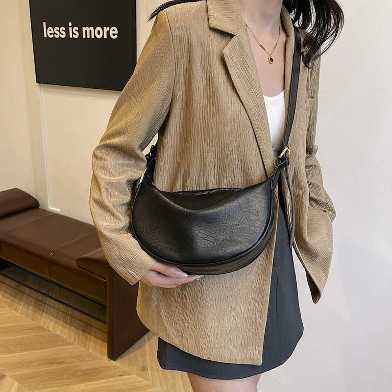 Versatile Womens oulder Bag Simple Faionable New Sle Dumpling aped Crossbody Bag High End Sensation Trendy Y250819