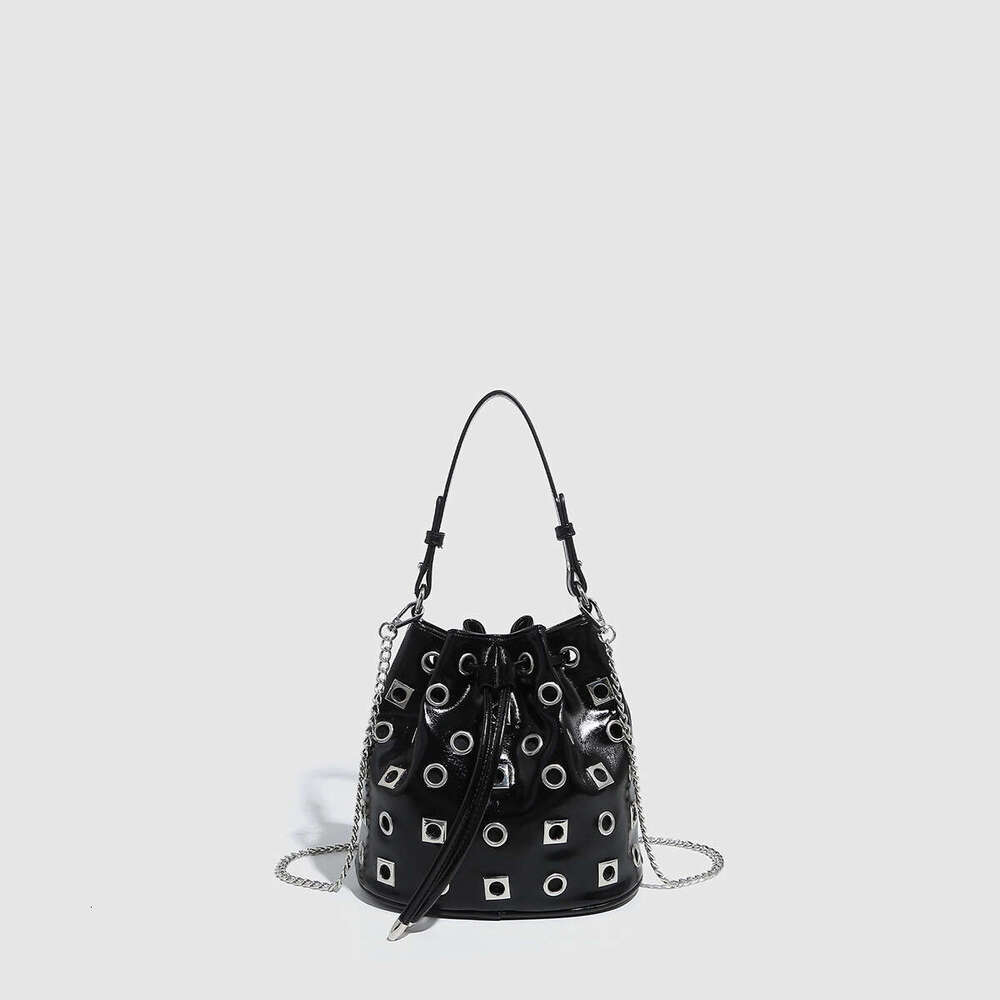 Studded Drawstring Bags Bucket Design Sense Eyelet Handbag Designer Punk Style Hollow Out Single Shoulder Crossbody Chain Women's Bag