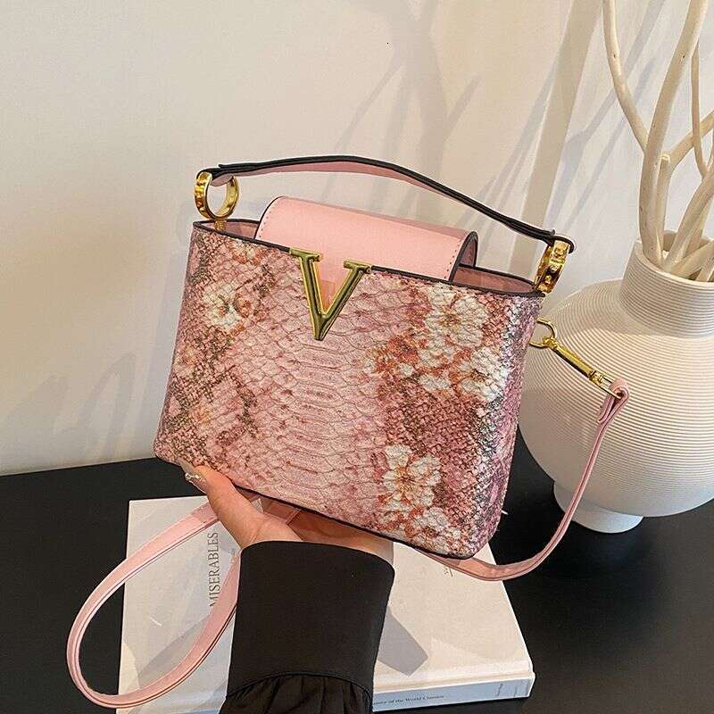 New Crocodile Pattern Compartment Gold V-Shaped High-End Glitter Exaggerated Versatile Handbag For Going Out