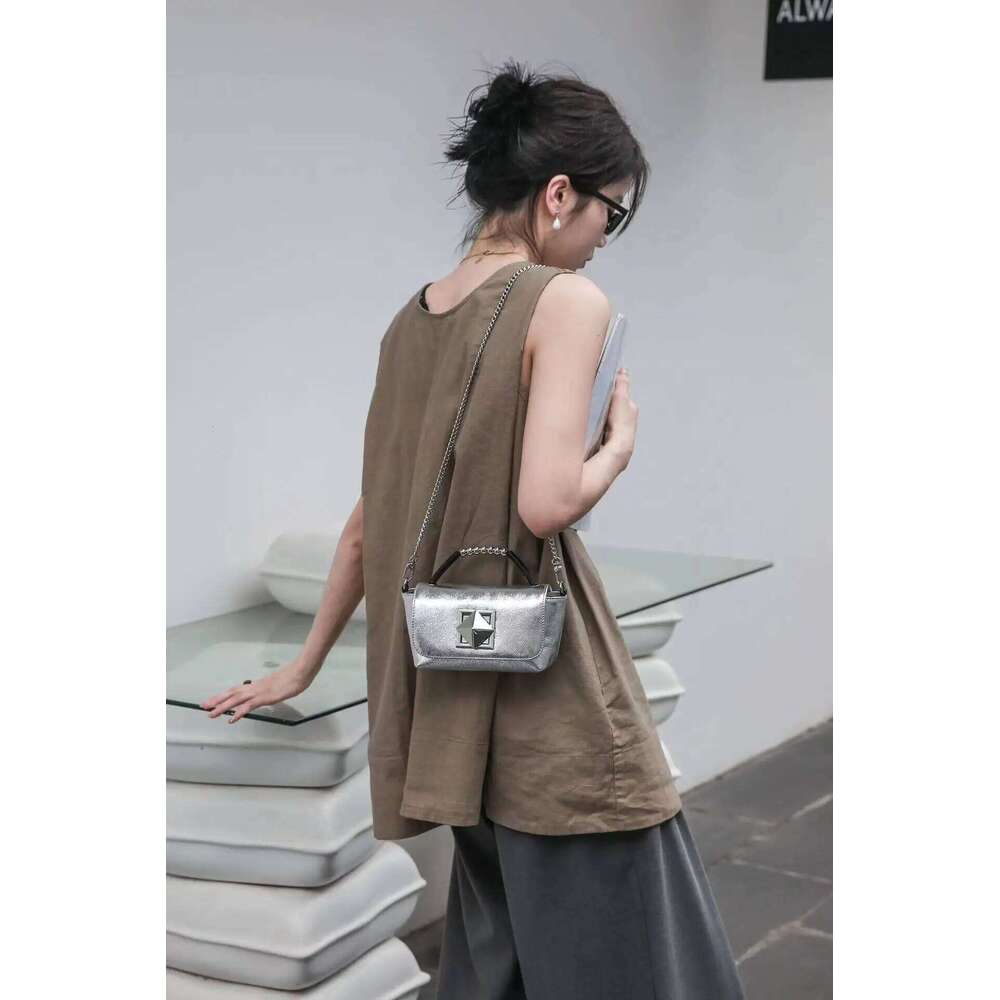 Designer Bags 2025 Summer Chic Chain Strap Rivet Design Women Crossbody Cowhide Leather Female Shoulder Bag Small All-Match Phone Purse Luxury Bag