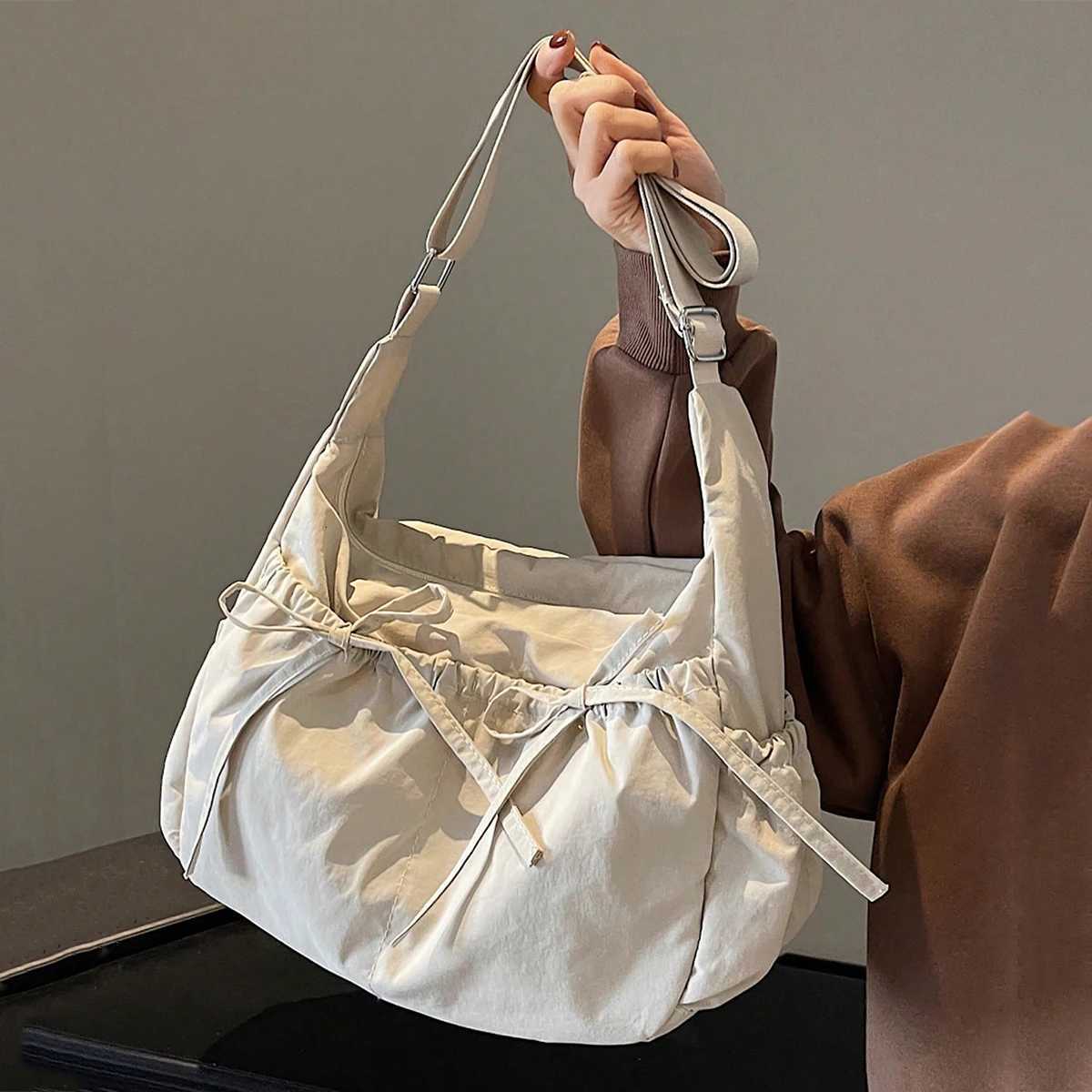 Casual simple and lightweight womens messenger bag niche pleated design bow tote bag large capacity Y250819