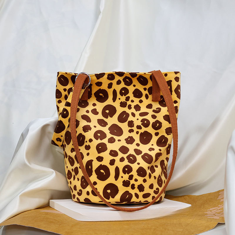 2025 Autumn New Original Retro Leopard Pattern Handbag Canvas Bucket Bag Cute Commuter Portable Women's Shoulder Bag Women's Crossbody Bag D